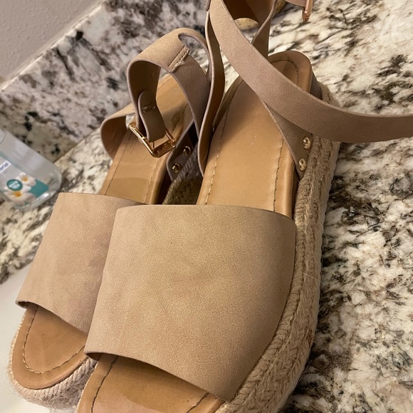 Open Toed Platform Sandal - Picture 2 of 3